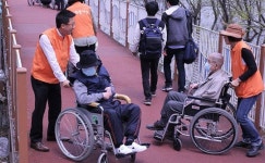 갤러리아百, 치매 어르신들에 꽃구경
