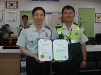 윤인수·이용남 친절경찰관 포상