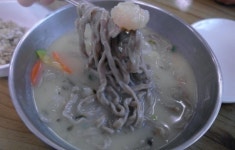 구수하고 담백한 옹심이 메밀칼국수의 맛