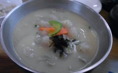 구수하고 담백한 옹심이 메밀칼국수의 맛