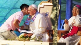 청소년들 교황에 극심한 자본주의에서 행복한 삶은?