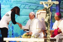 청소년들 교황에 극심한 자본주의에서 행복한 삶은?