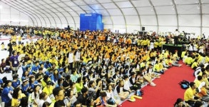 청소년들 교황에 극심한 자본주의에서 행복한 삶은?