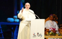 청소년들 교황에 극심한 자본주의에서 행복한 삶은?