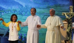 청소년들 교황에 극심한 자본주의에서 행복한 삶은?