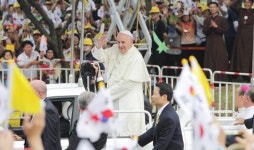 꽃동네 찾은 교황 장애인에게 희망 선물