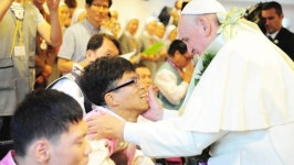 꽃동네 찾은 교황 장애인에게 희망 선물