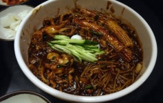 해물야끼짬뽕과 항아리짜장으로 유명한 ‘청사루’