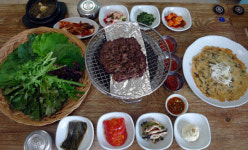 수통골에서 농사지은 쌈 채소로 만든 불고기 쌈밥