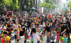 물총축제와 함께한 중교로 인산인해, 6000여 명 몰려