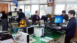 홍성군 공직자들 서서 일하니 집중력 ↑