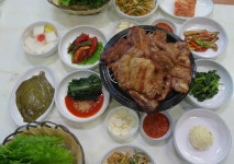 고복저수지에서 먹는 ‘용암골의 참숯 통돼지갈비’ 맛