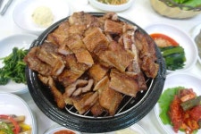 고복저수지에서 먹는 ‘용암골의 참숯 통돼지갈비’ 맛