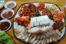 두부김치로 유명해진 대폿집 분위기 초가집