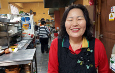 두부김치로 유명해진 대폿집 분위기 초가집