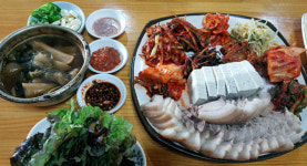 두부김치로 유명해진 대폿집 분위기 초가집