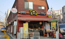 두부김치로 유명해진 대폿집 분위기 초가집