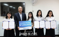 디트뉴스 이언구 회장, 양지고 학생 4명에 장학금 수여