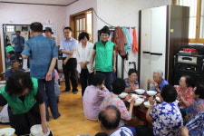 자양동 새마을부녀회, 경로당 찾아 여름특식 대접