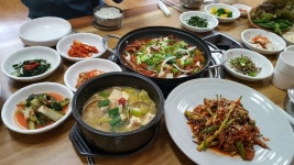 남해 독일마을 관광객 입맛 사로잡은 멸치쌈밥 맛집 매력은?