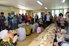 최홍묵 계룡시장, 어버이날 맞아 경로당 방문