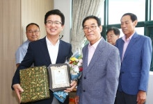 어르신들로부터 감사패 받은 허태정 유성구청장