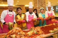 동구, 우송대 사회봉사단 김장 김치 지원 행사
