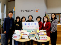 [포토] 유성구청 독서동아리 ‘지혜의 샘’ 문학마을도서관에 도서 100권 기증