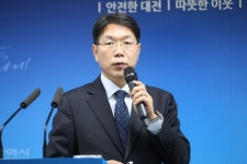 이재관 시장 후보들, 트램 거론말라