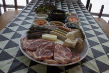 서울근교 가평 방문 시 숯불 생고기 모듬바베큐 맛집 여우사이 눈길