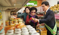 황인호 동구청장, 푸드마켓 일일 명예점장 체험