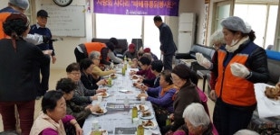 유성구 노은3동, 경로당 어르신에게 바비큐 통닭 봉사 실시