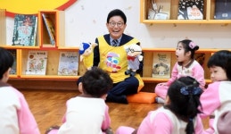 박용갑 중구청장, 문화마을관리원 독서체험관서 어린이 대상 동화구연