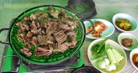 삼복더위 보양식 블랙 푸드의 왕 흑염소 청양골