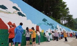 월명동 봉사단, 금산서 120m 대규모 벽화그리기 펼쳐