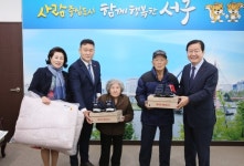 ㈜아성산업개발, 폐지수집 어르신 위한 안전화 150켤레 기탁