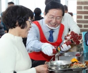 장종태 서구청장, 어르신 무료 급식 봉사로 기해년 마무리