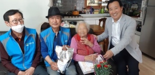 천안시 북면, 독거노인 장수 기원...카네이션 전달