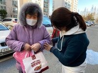 서구노인복지관, 대전 서구 취약계층 어르신 80가구에 동지팥죽 전달