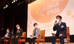 황인호 동구청장, 공중화장실 담소... 전국에 알리다