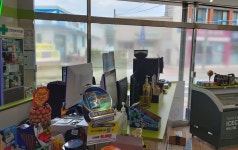 편의점에 가면 안팎을 볼 수 없다