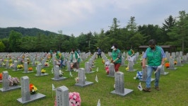 대전시유성구온천2동협의회·부녀회, 국립대전현충원 태극기 정리 작업 