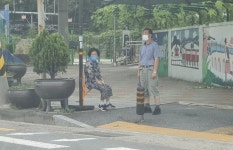 신탄진동 주민자치회, 보행약자 위한 행복의자 설치
