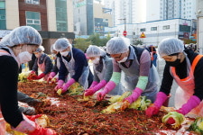 아산시 온천중앙교회, 지역사회 섬김과 나눔의 김장축제 눈길