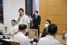민주당 충남도당 천안까지 와 술판 벌인 권성동 사과하라
