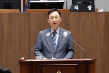 김선태 버스정류장 지붕에 꿀벌 정원 조성해야