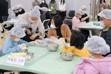 천안시종합사회복지관, 설맞이 만두 빚기 호응