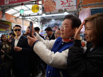 [포토] '포옹·셀카' 세종전통시장 찾은 이재명 대표