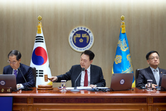 尹, 집단 사직 의대 교수들에 