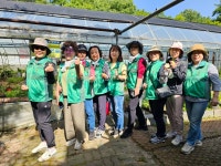 유성구노은1동부녀회 , 장애우돕기 버섯 따기 봉사활동